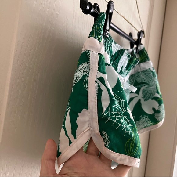 Green board shorts. - Picture 4 of 8